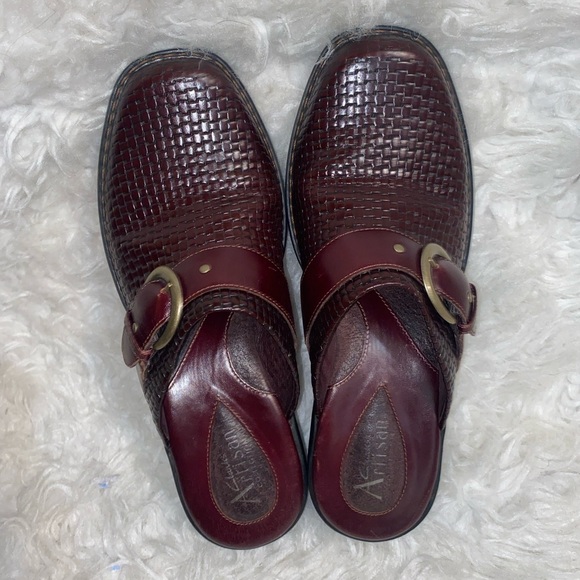 Women's Clarks Artisan Mules Clogs Shoes Size 8 Burgundy Woven Buckle - Picture 3 of 11